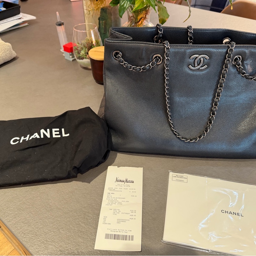CHANEL Elegant Black Leather Shoulder Bag - Picture 6 of 10